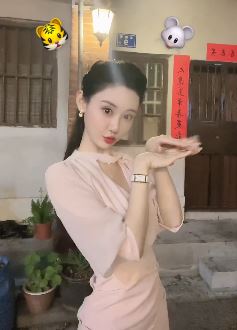 甜系女孩「曹赛亚」来啦,这身优雅穿搭尽显明星范儿!网友:好像知否里的华兰!