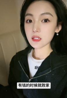 大眼小姐姐「小岛」分享搞笑日常：花几块钱的香，许几千万的愿，这不难为佛祖！