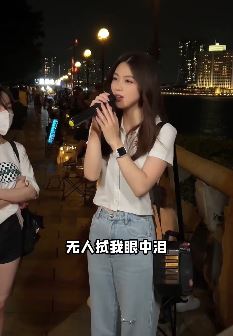 爱唱歌的小女孩「金钰晨」街头唱《无人与我》，一旁小姐姐听的好认真！