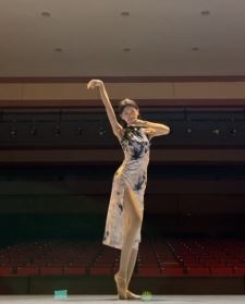 网红小姐姐「榆一」穿水墨裙跳半壶纱舞蹈 网友：舞蹈确实是能展现身体之美