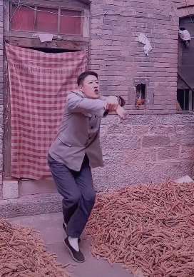 演员于震发搞笑跳舞视频，不小心摔倒逗娃大笑！