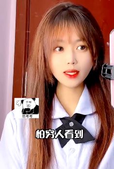 美女搞笑:为何有些女人穿着露胸装却又捂着胸口?怕穷人看到,又怕富人看不到!
