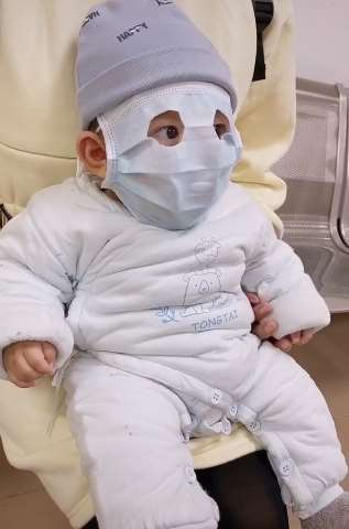 萌娃打劫式戴口罩