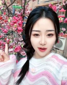 好看小姐姐「禾然」带你赏花,问身后的花是真花还是假花?