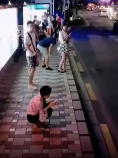 猥亵男公交车站偷拍女孩裙底，一个有正义感女孩站了出来！