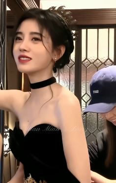 鞠婧祎身穿露肩礼裙拍时尚大片,网友:鞠姐撑起了整个美妆圈!