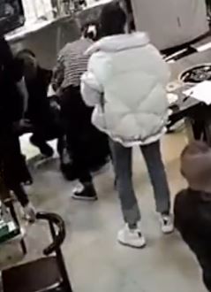 男子就餐时突发疾病倒地抽搐 3名医护上前紧急施救