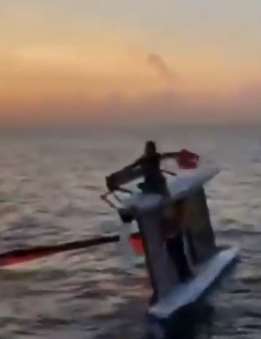 帆船被浪打翻 2帆船爱好者被困海上漂流10多小时