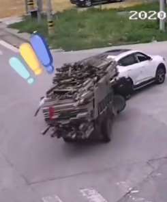 拖拉机撞上拐弯轿车失控，大爷被甩出后迅速爬起扶正