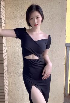 漂亮小姐姐「藏娇Ivan」穿高开叉裙性感跳舞 网友:初恋情人的感觉!