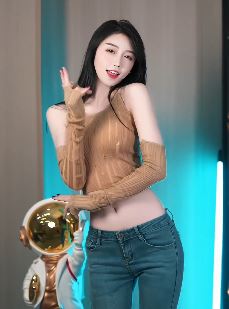 纹身小姐姐「你的瑶」穿性感牛仔裤居家浅跳 网友:牛仔女神