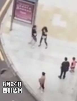 四川一男人当街暴打女子 路人挺身而出帮其解围