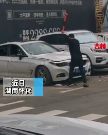 男子持大锤猛砸宝马车