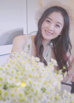 赵丽颖拍短视频玩立竿见"颖"  网友:喜欢你没道理!