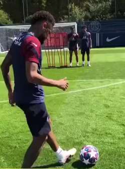 内马尔踢出漂亮任意球 绕过人墙直挂球门死角