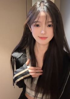 长沙小姐姐「我又失眠啦」随性穿搭居家浅跳 网友：又甜又辣