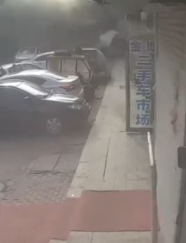 辽宁大石桥市一商铺发生液化气罐闪爆致4人受伤