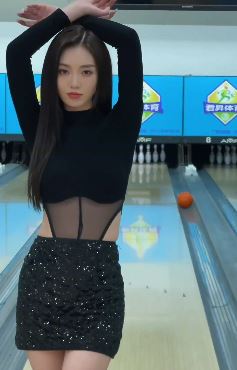 小姐姐「林艺婕」穿包臀裙打保龄球,你是让人看球呢还是看臀呢?