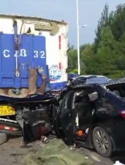 哈尔滨一母女坐网约车去机场，途中网约车追尾环卫车，司机身亡，母女两人受重伤！