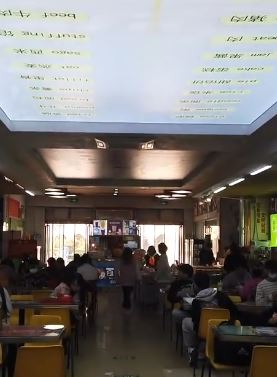 河南一高校餐厅现英语天花板 学生抬头便可记单词