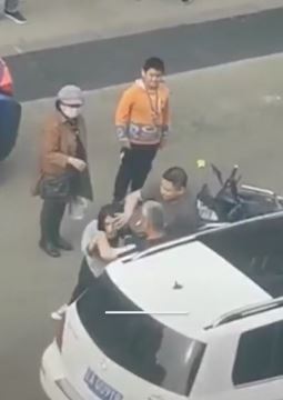 辽宁一女子骑电车刮碰奔驰遭掌掴致鼻子流血