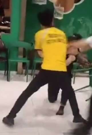 美团外卖小哥怒打女店员视频