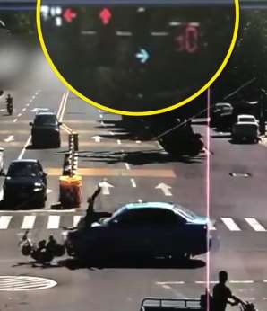 山西一男子骑电车闯红灯被撞飞