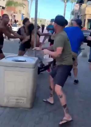 美国暴力事件持续发酵 黑人与白人街上互相斗殴