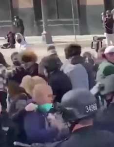 华盛顿发生暴乱，特朗普支持者与人激烈群殴