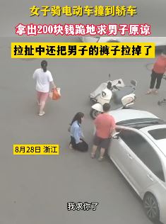 女子骑电车撞上私家车 跪地求车主原谅