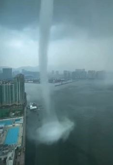 香港维多利亚港上空惊现壮观水龙卷 时间持续2分钟