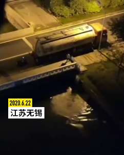 江苏一槽罐车司机偷排泥浆被发现 逃离时将男子撞死