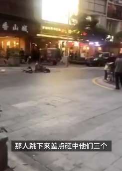 广州一男子坠楼当场身亡，3名路人险些被砸中
