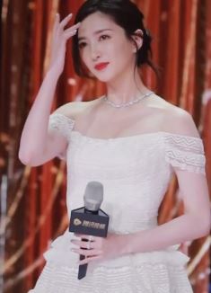 江疏影抹胸蛋糕裙出席盛典