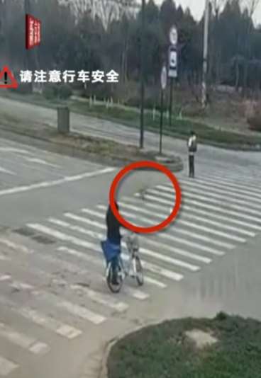 前车为避让小狗紧急刹车,后方三轮车躲闪不急撞倒路人!