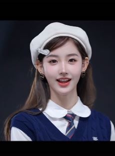 网红小姐姐「黄玉瑶」甜美时尚穿搭T台走秀 网友：每一帧都美爆了