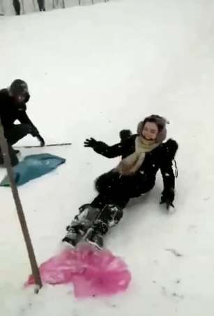 美女玩滑板撞到树上，看来这次伤的不轻！