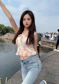 好看小姐姐「小梨涡」西湖景区火辣热舞 网友:人太多了,放不开啊