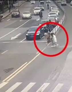两名女孩手拉手横穿马路,下一秒被摩托撞飞