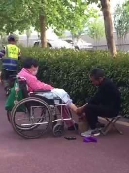 环卫老人为偏瘫老伴坚持16年按摩腿部