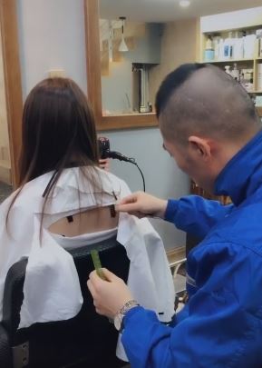搞笑:理发师给美女剪发遇到尴尬的事情