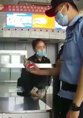男子带白酒过安检被查当场喝光
