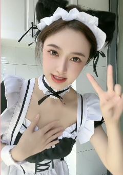 杭州小姐姐「SHARA」穿可爱萌装跳舞,配文:有没有人在,一个人刷抖音好害怕!
