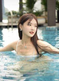 气质小姐姐「芮甜甜」分享游泳日常,老铁们的福利来啦!