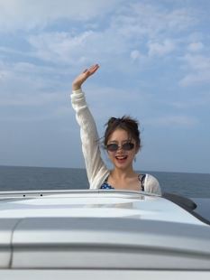 演员谭松韵休闲穿搭分享海边游玩vlog，活力值拉满！