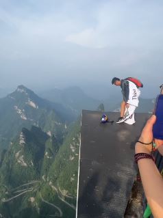 游客分享张家界景区张树鹏翼装飞行视频