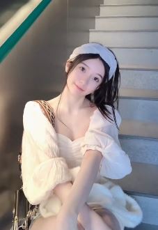 漂亮小姐姐「南一」分享甜美女孩穿搭 网友:显得好高腿好长