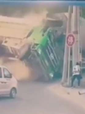 男子路边等车飞来横祸 货车与搅拌车相撞差点没了命