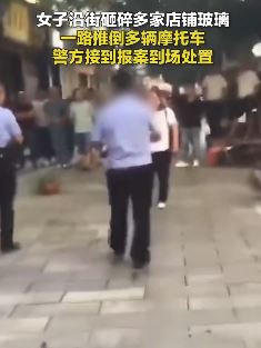 重庆一女子沿街砸店铺玻璃