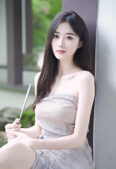 气质小姐姐「叁只只」穿性感抹胸裙户外随拍 网友:从头美到脚